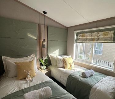 Allerthorpe Apartment | Ally Up - Lodge with Hot Tub