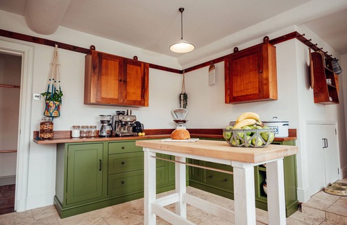 Blandford Saint Mary House | ALMER MANOR LUXURY DORSET COUNTRY ESTATE. SLEEPS UP TO 22,HOT TUB, TENNIS COURTS