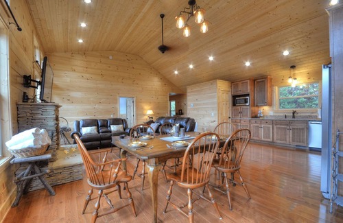 Almond Cabin | Almost Heaven - Free Brewery Tour + Amazing patio w/Fire Pit + Home Theater +