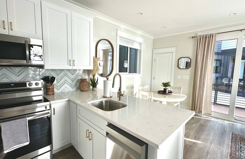 Wilmington Historic District Apartment | Aloha @ The Cove Riverwalk Villas