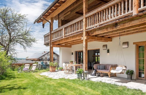 Frasdorf Apartment | Alpenglühen-chalet-suite 90m², 2 Schlafzimmer, Wohnraum mit Küche und Bad mit Sauna
