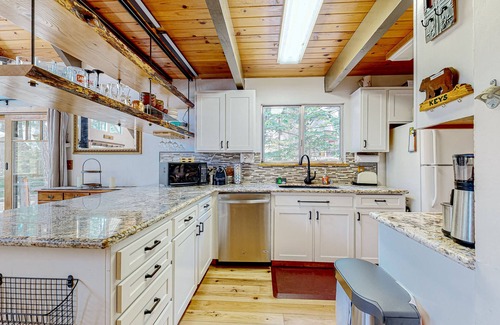 Arnold House | Alpine gem with private deck & yard + on-site lakes, pool, golf, & rec courts