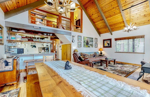 Arnold House | Alpine gem with private deck & yard + on-site lakes, pool, golf, & rec courts
