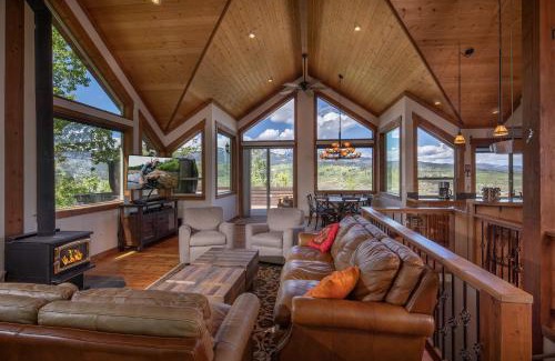 Alpine House | Alpine Recharge by KABINO Huge Views Hot tub Garage PS3 WiFi Loft