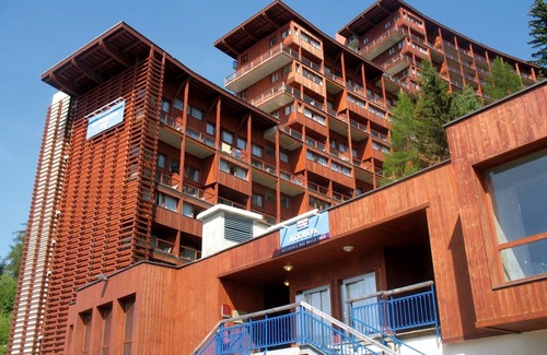 Arc-1600 Apartment | Alpine Retreat w/Balcony