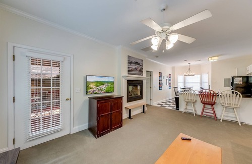 Helen House | Alpine River Suites #502 - Cozy Riverfront Condo w/Overlooking River in Downtown