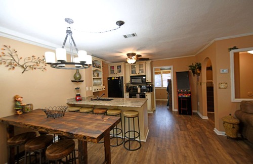 Helen Ski Chalet | Alpine Riverside Retreat Downtown Helen, 2 King Suites, 3 full Baths