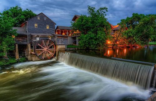 Gatlinburg - Pigeon Forge House | Alpine Splash - Luxury - Private indoor pool, theatergaming, large yard, Pond, Basketball court!
