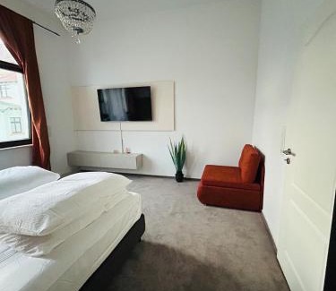 Saarbruecken Apartment | Altbau-Juwel, Antik trifft Modern im Denkmalhaus