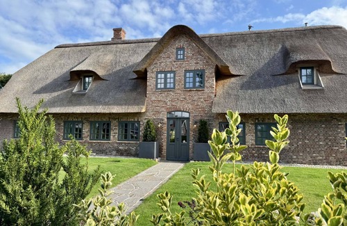 Tinnum House | Alte Liebe - 5 star thatched roof house for 7 pers. with sauna, garden, parking space,