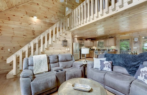 Blue Ridge Cabin | Altitude Adjustment-2 Firelit Decks, Big Mountain Views, Billiards & King Suites
