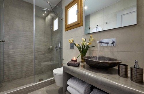 Finikia House | Alyvia Suites