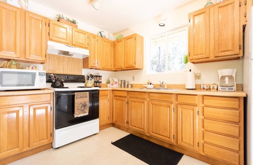 Volcano Cottage | Ama'u Lani Cottage minutes from Volcano Village & Hawaii Volcanoes National Park
