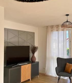 Rheinhausen Apartment | AMAO Grey - 86 m2 Apartment - Balcony - King-Size Beds - Free Parking - Near Europa-Park - Up to 12 Guests with 2 Units