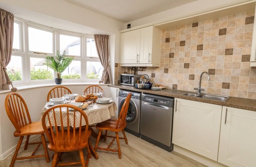 Weymouth Cottage | AMARANTA, pet friendly, with a garden in Brewers Quay Harbour