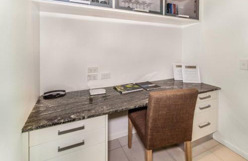 Palm Cove Apartment | Amarillo at Island Views—Breezy Waterfront Bliss