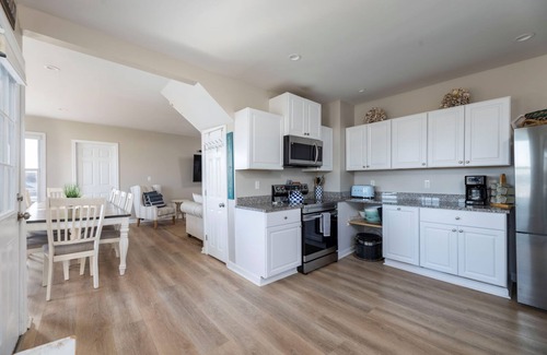 Stonington House | Amazing 10 Bedroom Compound on the Water with 6 Bedroom Home & 4 Studio Cottages