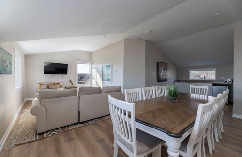 Stonington House | Amazing 10 Bedroom Compound on the Water with 6 Bedroom Home & 4 Studio Cottages