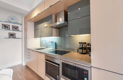 Wellington Place Hotel | Amazing 1BR Suite - Rooftop Pool - View