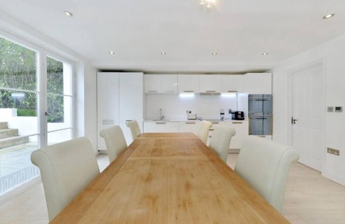 Chelsea Apartment | Amazing 2 bedroom free parking. 6-7guests.