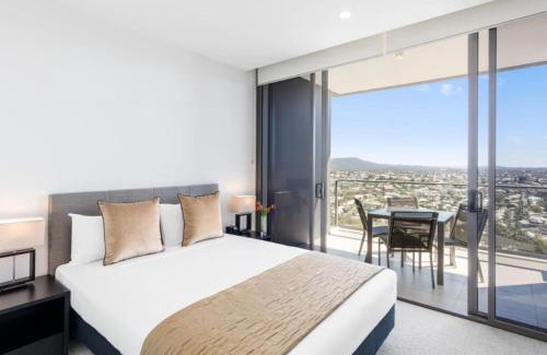 Milton Apartment | Amazing 2BR delicate Apt, 1min to train station