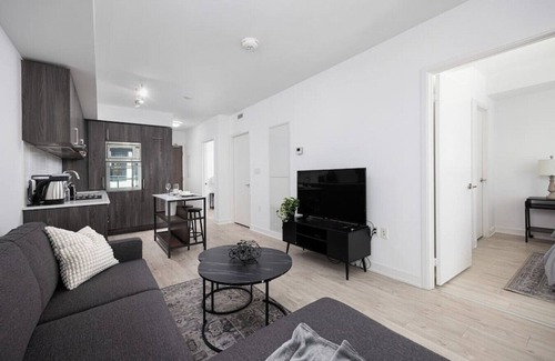 Wellington Place House | Amazing 2BR Suite - Heart of Toronto - Free Parking