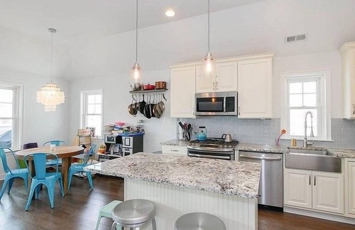 North End Condo | AMAZING 2nd floor unit, great downtown location! Walk to all the shops and restaurants on Asbury Ave. Steps to the Farmer's Market, bike anywhere! Relax on the beautiful 2nd floor deck with your morning coffee or evening cocktail.