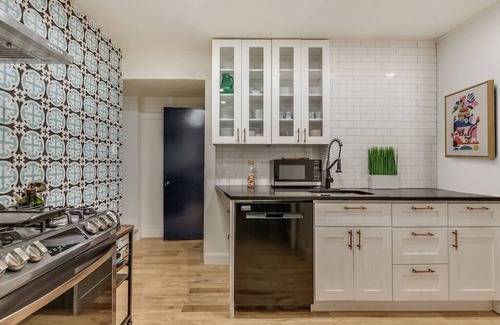 Graduate Hospital Apartment | Amazing 3 BDR | Hosted By StayRafa