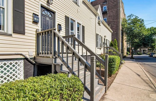 Bloomfield Apartment | Amazing 3 Bedroom in Bloomfield! Steps to Downtown