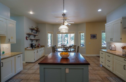 Lakeside Cabin | AMAZING 4300 SQ FEET RETREAT ON 4.5 ACRES WITH AC! SLEEPS 16 PETS WELCOME!
