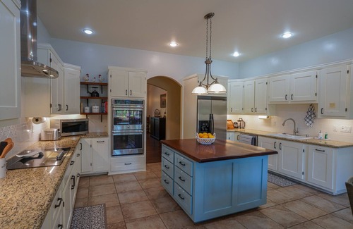 Lakeside Cabin | AMAZING 4300 SQ FEET RETREAT ON 4.5 ACRES WITH AC! SLEEPS 16 PETS WELCOME!