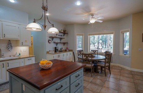 Lakeside Cabin | AMAZING 4300 SQ FEET RETREAT ON 4.5 ACRES WITH AC! SLEEPS 16 PETS WELCOME!