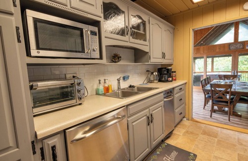 Bluff Mountain Cabin | Amazing 4BD Lodge w/VIEWS! Games + Hot Tub!