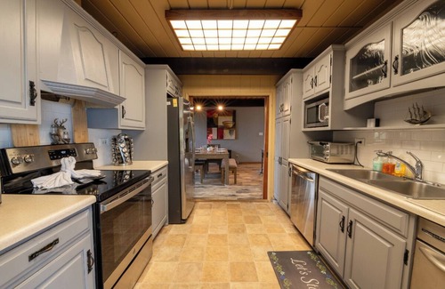 Bluff Mountain Cabin | Amazing 4BD Lodge w/VIEWS! Games + Hot Tub!