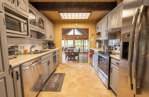 Bluff Mountain Cabin | Amazing 4BD Lodge w/VIEWS! Games + Hot Tub!