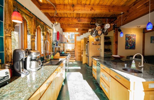 Black Hawk House | Amazing artistic home, hot tub, dreamy views! July 28-Aug 6th available now!