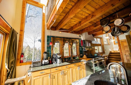 Black Hawk House | Amazing artistic home, hot tub, dreamy views! July 28-Aug 6th available now!