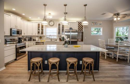 Bradenton House | Amazing Backyard Paradise, Heated Saltwater Pool & SPA, 8 mins to Anna Maria Island & 10 mins to IMG