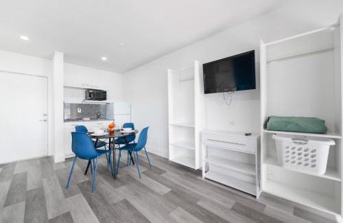 Hollywood Apartment | Amazing Balcony Studio at the beach with Parking -M44