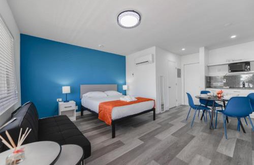Hollywood Apartment | Amazing Balcony Studio at the beach with Parking -M44