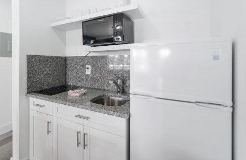 Hollywood Apartment | Amazing Balcony Studio at the beach with Parking -M44
