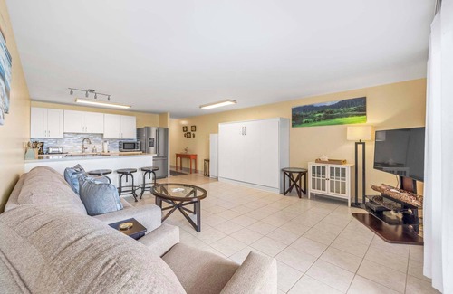 Punaluu Condo | Amazing Beachfront Condo by Pool w/AC