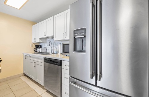 Punaluu Condo | Amazing Beachfront Condo by Pool w/AC