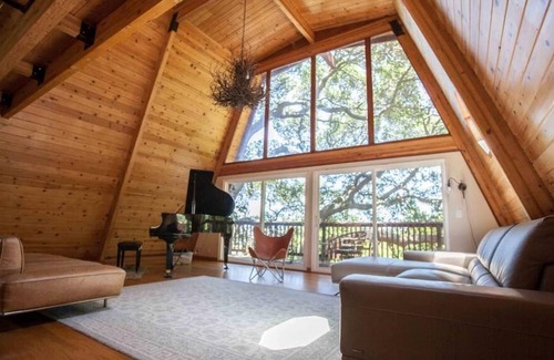 Uptown Brisbane House | Amazing Cabin-Style House /w Decks, Hot Tub & Sun