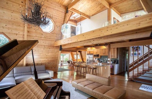 Uptown Brisbane House | Amazing Cabin-Style House /w Decks, Hot Tub & Sun