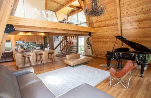 Uptown Brisbane House | Amazing Cabin-Style House /w Decks, Hot Tub & Sun