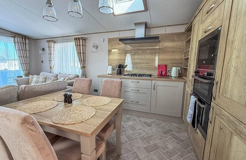 Hunstanton House | Amazing caravan with decking at Manor Park in Hunstanton ref 23010Ha