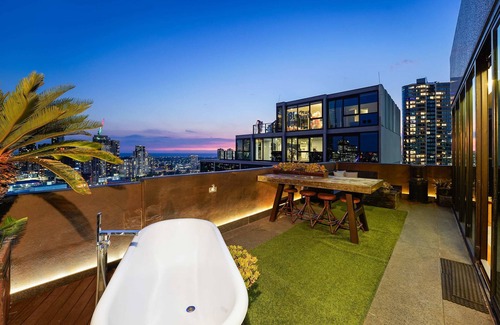 Melbourne Central Business District Apartment | Amazing CBD Skyline Views - Perfect NYE Fireworks!