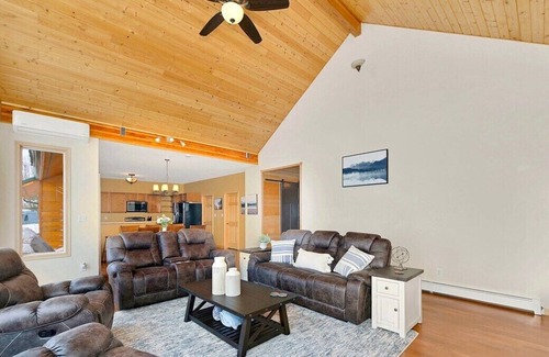 Salamatof House | Amazing Cook Inlet & Mountain View Home & Cabin