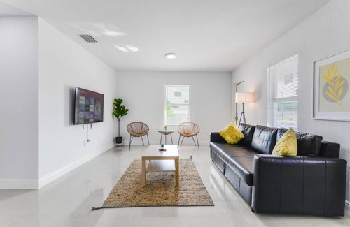 Gladeview House | Amazing Duplex 3 BR/2 Bathrooms close to Wynwood